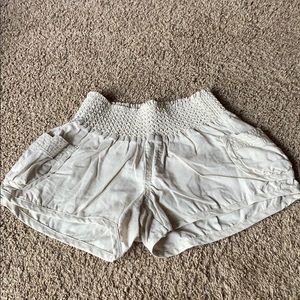 Stretchy light linen short